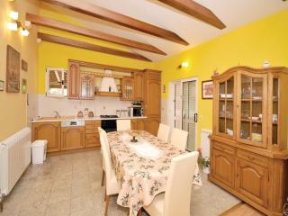 Picturesque Escape Holiday Home with Pool and Sauna - Four Bedroom Holiday Home with Sauna and Pool - 5