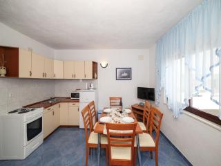 Cozy Beachfront Holiday Home Slatine - Five Bedroom Holiday Home - 6