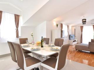 Five Bedroom Holiday Home - Trilj - 8