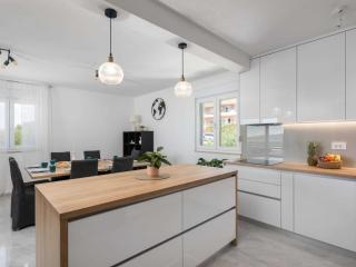 Shimmering Sea Apartment with Terrace - Four Bedroom Apartment with Terrace - Kaštela (Castelli) - 4