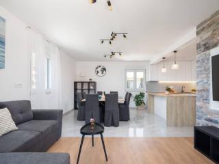 Shimmering Sea Apartment with Terrace - Four Bedroom Apartment with Terrace - Kaštela (Castelli) - 7