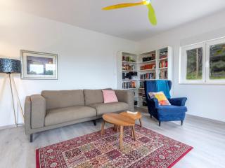 Serene Rural Villa with Pool, Sun Deck, and Children's Play Area - Five Bedroom Villa - Tugare - 9