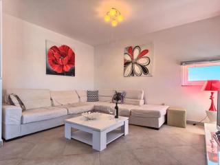 Three Bedroom Apartment with Sea View and Pool Aside - 0
