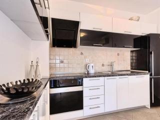 Three Bedroom Apartment with Sea View and Pool Aside - 4