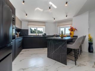 Luminous Infinity Villa with Pool and Gym - Six Bedroom Villa with Pool - Rogoznica (Rogosnizza) - 3