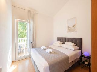 Spacious Prgomet Retreat with Private Pool, Fitness Centre, and Garden - Three Bedroom Villa - Prgomet - 2