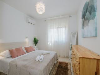 Scenic Sea View Apartment Trogir - Two Bedroom Apartment with Balcony and Sea View - Trogir - 4