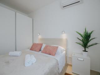 Scenic Sea View Apartment Trogir - Two Bedroom Apartment with Balcony and Sea View - Trogir - 2