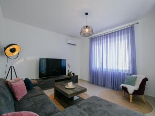 Scenic Sea View Apartment Trogir - Two Bedroom Apartment with Balcony and Sea View - Trogir - 7