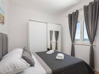 Contemporary Apartment with Terrace and Spacious Garden - Two Bedroom Apartment with Terrace - Kaštela - 1
