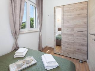 Contemporary Apartment with Terrace and Spacious Garden - Two Bedroom Apartment with Terrace - Kaštela - 2