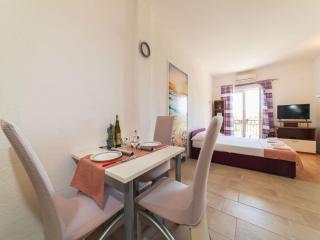 Tranquil and Stylish Apartment Kastel Novi - Studio Apartment with Garden - Kaštela - 9
