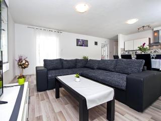Idyllic Getaway Holiday Home with Pool - Three Bedroom Holiday Home with Pool - Rovinj - 7