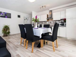 Idyllic Getaway Holiday Home with Pool - Three Bedroom Holiday Home with Pool - Rovinj - 4