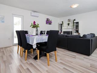 Idyllic Getaway Holiday Home with Pool - Three Bedroom Holiday Home with Pool - Rovinj - 9