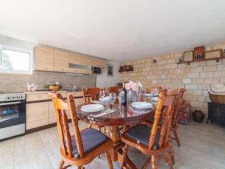 Serene Retreat Holiday Home with Pool - Two Bedroom Holiday Home - Veliki Broćanac - 7