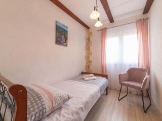 Serene Retreat Holiday Home with Pool - Two Bedroom Holiday Home - Veliki Broćanac - 1