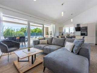 Three Bedroom Villa with Swiming Pool - Raša - 0