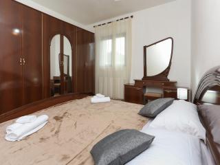 Sunny Elegant Apartments in Trogir - Classic Three Bedroom Apartment with Balcony - Trogir - 4