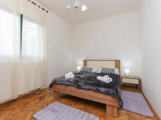 Sunny Elegant Apartments in Trogir - Classic Three Bedroom Apartment with Balcony - Trogir - 2