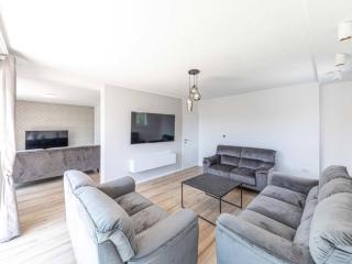 Expansive Retreat with Private Pool & BBQ, Near the Beach - Six Bedroom Villa - Kaštela - 8