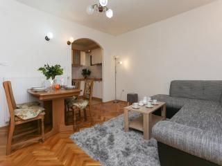 Sunny Elegant Apartments in Trogir - Classic Three Bedroom Apartment with Balcony - Trogir - 9
