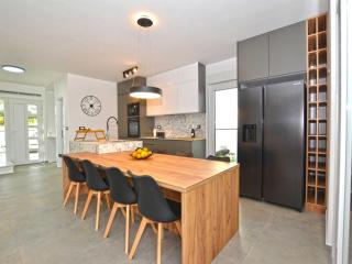 Refined and Inviting Villa in Kanfanar - Four Bedroom Villa with Pool - Kanfanar - 1