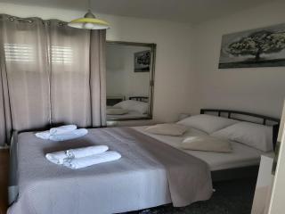 Elegant Trogir Apartment with Garden Terrace - Two Bedroom Apartment - Trogir - 5