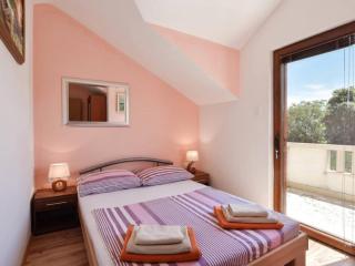 Peaceful Island Haven with Pool, BBQ & Games Area - Four Bedroom Holiday Home - Škrip - 2