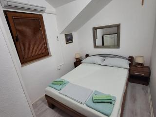 Peaceful Island Haven with Pool, BBQ & Games Area - Four Bedroom Holiday Home - Škrip - 4
