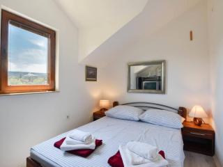 Peaceful Island Haven with Pool, BBQ & Games Area - Four Bedroom Holiday Home - Škrip - 3