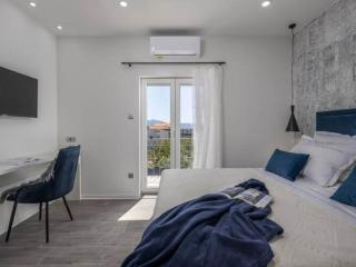 Villa Stipea - Four Bedroom Villa with Swimming Pool - Sućuraj - 3