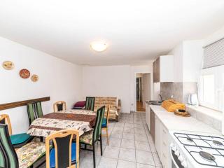 Three Bedroom Holiday Home with Pool - 9