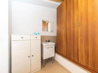 Three Bedroom Holiday Home with Pool - 3