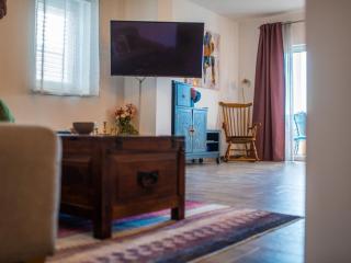 Charming and Tranquil Kastel Gomilica Apartment with Balcony and Patio - Three Bedroom Apartment - Kaštela - 9