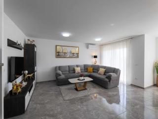 Kastel Stari Sunny Downtown Apartment with Terrace - One Bedroom Apartment with Terrace - Kaštela - 9