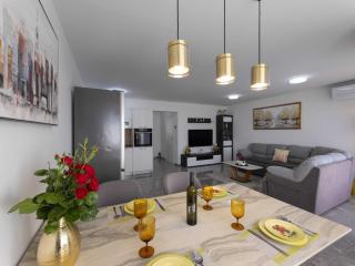 Kastel Stari Sunny Downtown Apartment with Terrace - One Bedroom Apartment with Terrace - Kaštela - 4