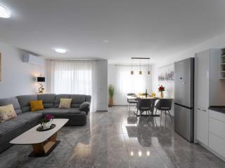 Kastel Stari Sunny Downtown Apartment with Terrace - One Bedroom Apartment with Terrace - Kaštela - 8