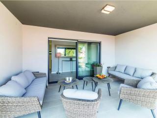 Modern Kastel Villa with Private Pool, Gym, and Large Outdoor Space - Eight Bedroom Villa - Kaštela - 9