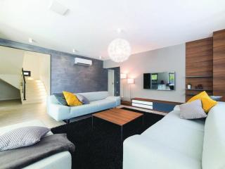 Modern Kastel Villa with Private Pool, Gym, and Large Outdoor Space - Eight Bedroom Villa - Kaštela - 7