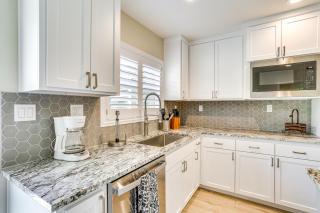 Walk to Park and Aquatic Center Airy Redding Home! - Redding - 1