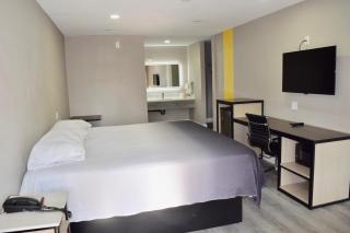 Super 8 by Wyndham Visalia - Visalia - 8
