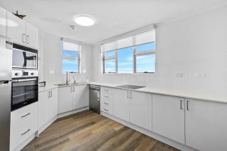 Surfers Paradise Oceanfront Retreat - Gold Coast - 3