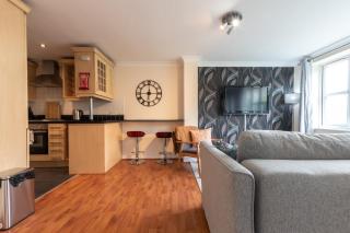 The Contractor's Den - Southampton - 5