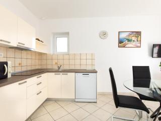 Classic Two Bedroom Apartment with Balcony and Pool - Krk - 5
