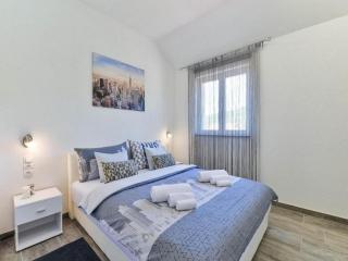 Three Bedroom apartment with Terrace and Swimming pool - Gornji Karin - 1