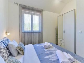 Three Bedroom apartment with Terrace and Swimming pool - Gornji Karin - 2