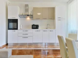 Three Bedroom apartment with Terrace and Swimming pool - Gornji Karin - 6