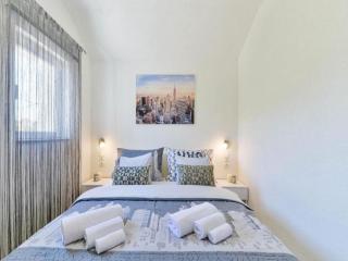 Three Bedroom apartment with Terrace and Swimming pool - Gornji Karin - 5