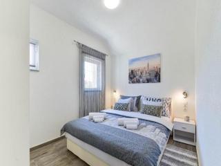 Three Bedroom apartment with Terrace and Swimming pool - Gornji Karin - 4
